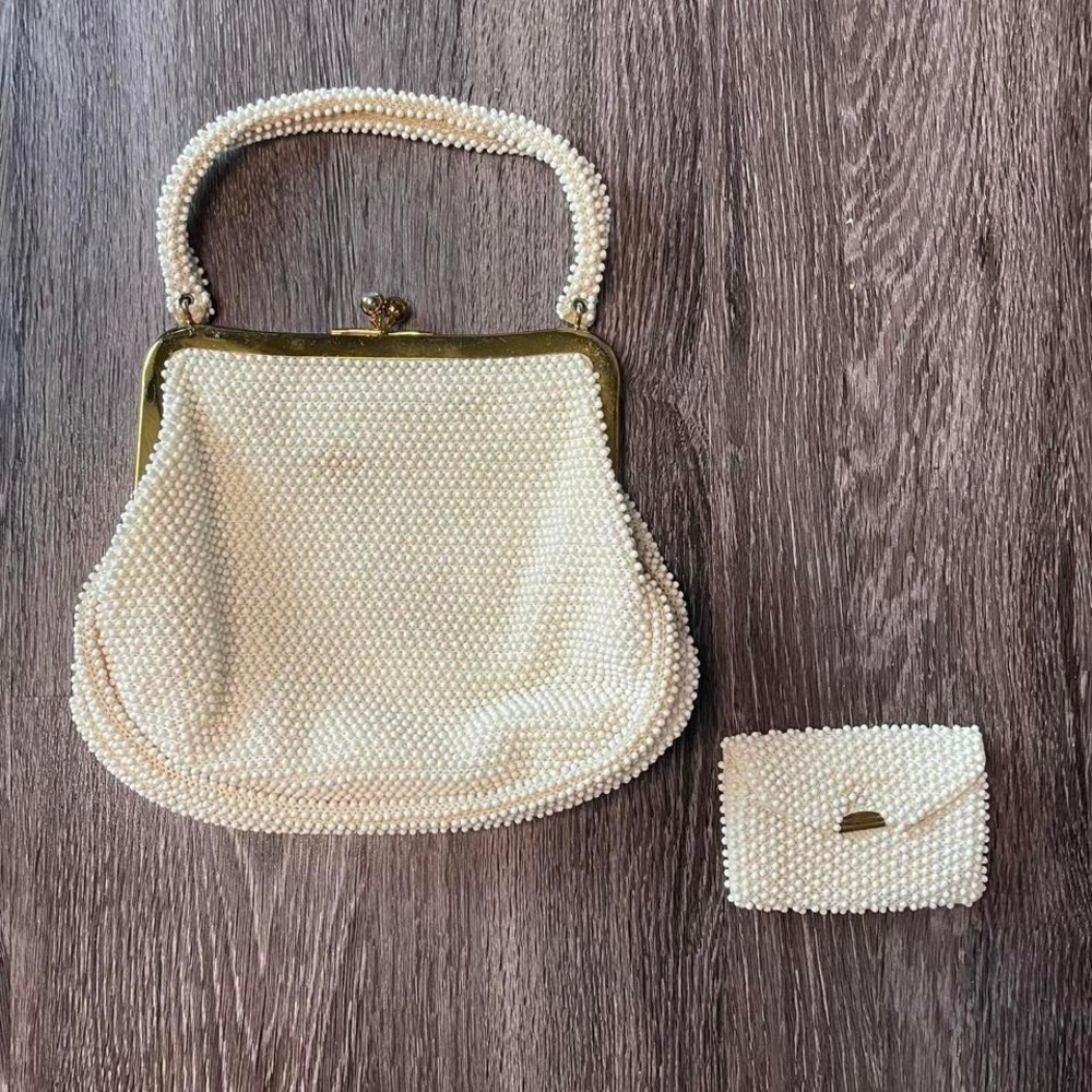 Vintage 1960s beaded purse with gold hardware and matching coin‎